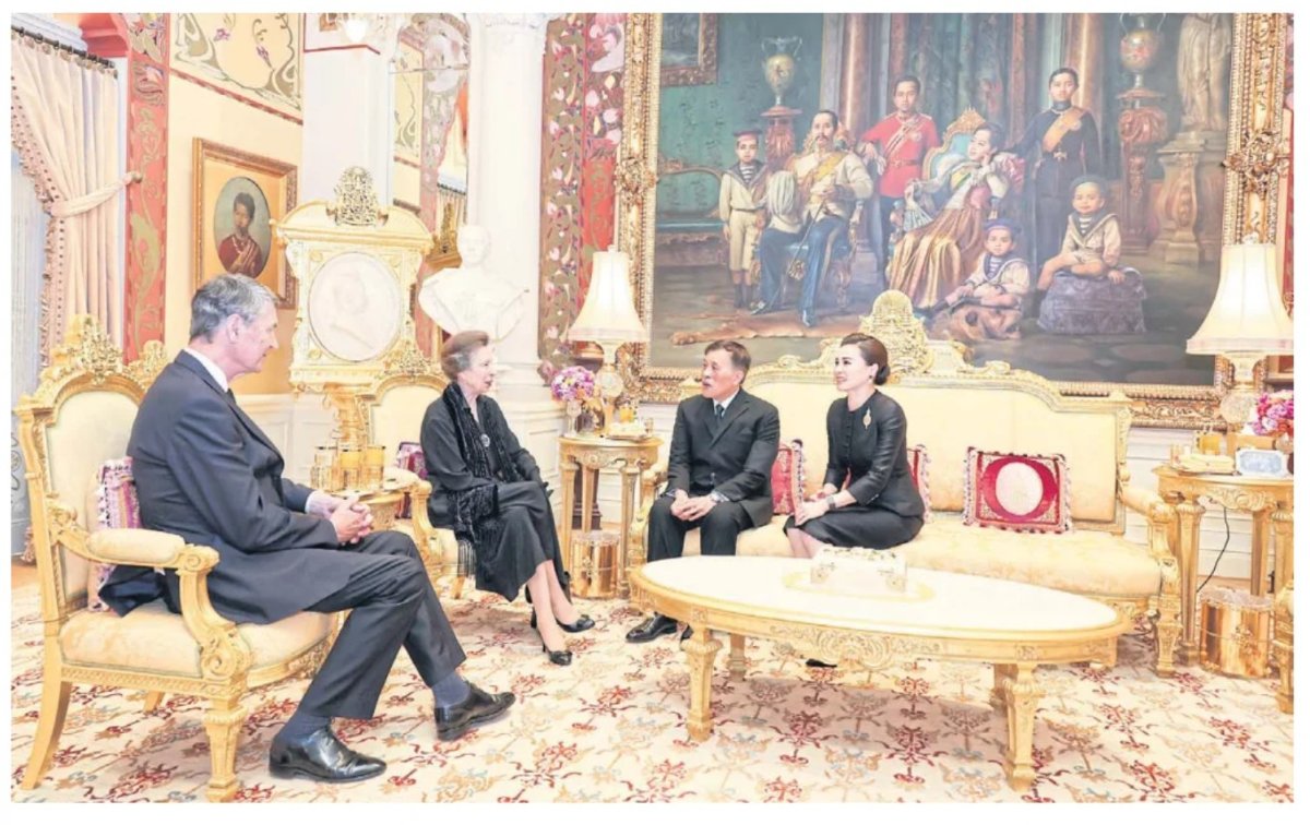 IanLloydRoyal's tweet photo. Several Thai newspapers feature #PrincessAnne #PrincessRoyal on the front pages of their 17th July issues. Two show her and #TimLaurence meeting #KingRamaX & #QueenSuthida. One shows the royal couple, in mourning, honouring the late #QueenSirikit with a wreath https://t.co/T78KY8L4r3