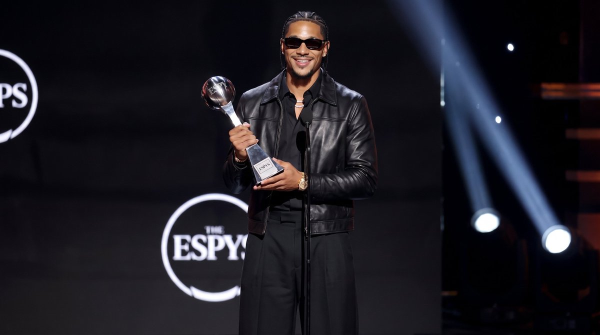 PROTHEARTISTT's tweet photo. just so you don't feel left out @joshhart                     #Knicks #ESPYS https://t.co/mRzRLOhtc0