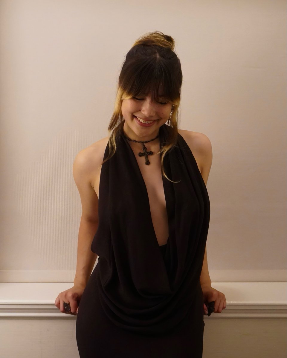 a2089429244925's tweet photo. need to drag her around the red carpet by her necklace on all fours..-i mean ..i like her necklace https://t.co/AdnUPvQjho