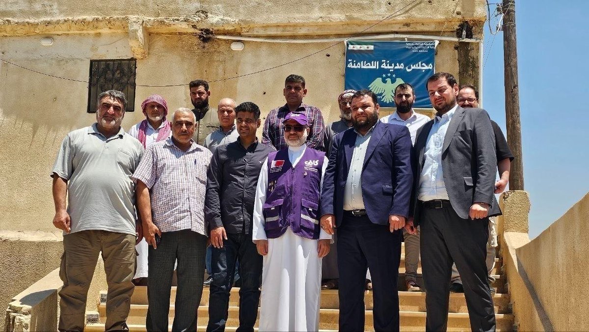 hamaaGov1's tweet photo. بدعم من مملكة البحرين.. مشروع لإعادة تأهيل أكثر من 500 منزل في اللطامنة

باشرت الجهات المعنية في محافظة حماة، بتوجيه من محافظ حماة، السيد عبدالرحمن السهيان، وبالتعاون مع وفد من منظمة "كاف" البحرينية وجمعية "عطاء" الإنسانية، جولة ميدانية في مدينة اللطامنة شمالي المحافظة، شارك فيها مدير منطقة محردة، أحمد الصيادي، لإطلاق مشروع إعادة تأهيل يستهدف أكثر من 500 منزل، إلى جانب ترميم مركز صحي ومدرسة ومحطة مياه.

وركزت الجولة على استكمال الإجراءات الفنية وتحديد المواقع المستهدفة استعدادًا لبدء تنفيذ المشروع، في خطوة تعكس أهمية الشراكات التنموية في إعادة تأهيل المساكن والمرافق الحيوية، بما يدعم عودة الخدمات الأساسية ويهيئ ظروفًا أفضل لاستقرار الأهالي في مدينتهم.

#محافظة_حماة