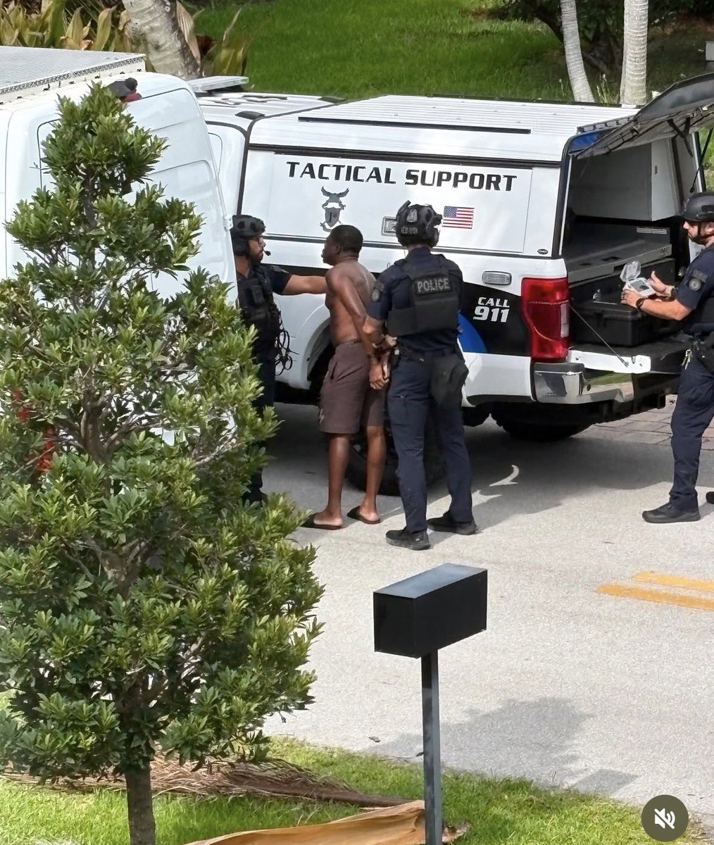 ReOpenChris's tweet photo. Is this the ghetto?

Nope! It’s the beautiful Victoria Park neighborhood in Ft Lauderdale where a bunch of ghetto thugs rented an Air BnB and turned it into a war zone w SWAT Team having to move in. https://t.co/TmlufjrSCC