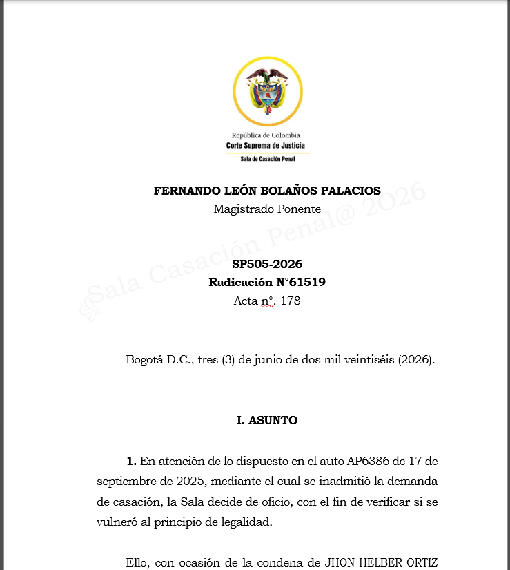 Soyd3lmonton's tweet photo. ¿Mi opinión sobre la sentencia SP505-2026 (Rad. 61519) del 03/06/2026?

Esta sentencia es una bomba jurídica, y no precisamente en el mejor de los sentidos.

La Corte rompe expresamente su precedente y admite, de manera excepcional, el concurso homogéneo y sucesivo en el delito de violencia intrafamiliar.

La nueva regla es clara: cuando los actos de maltrato sean autónomos y escindibles entre sí —aunque recaigan sobre la misma víctima y dentro de la misma relación familiar— podrán imputarse como varios delitos independientes y no necesariamente como un único episodio de violencia intrafamiliar.

A mi juicio, este precedente resulta profundamente cuestionable.

Hasta ahora, la discusión giraba alrededor de la unidad del bien jurídico protegido y de la imposibilidad de fragmentar una dinámica continuada de violencia familiar en múltiples delitos. Con esta decisión, la Sala cambia completamente esa lógica.

Creo que el verdadero origen de esta nueva tesis está en una premisa que considero equivocada: entender que la violencia intrafamiliar lesiona plenamente el bien jurídico con un solo acto de maltrato.

Si se parte de esa idea, entonces resulta relativamente sencillo sostener que cada nuevo episodio constituye una nueva lesión autónoma y, por ende, un nuevo delito.

Pero justamente ahí está el problema.

Si el bien jurídico protegido es la familia como institución y la dinámica de dominación dentro del núcleo familiar, ¿hasta qué punto resulta coherente fragmentar esa misma dinámica en múltiples conductas independientes?

Además, esta nueva línea abre interrogantes que hasta hace poco parecían impensables.

Como bien advertía el doctor @NABM__, ¿será posible comenzar a construir una teoría de la comisión por omisión en violencia intrafamiliar?

Después de esta sentencia, esa pregunta deja de parecer descabellada.

Personalmente, espero que este precedente termine recorriendo el mismo camino que alguna vez siguió la tesis según la cual el fraude procesal era un delito de mera conducta: una postura que generó enorme controversia y que posteriormente tuvo que ser replanteada.
Link: https://t.co/cuA0VqVb1K