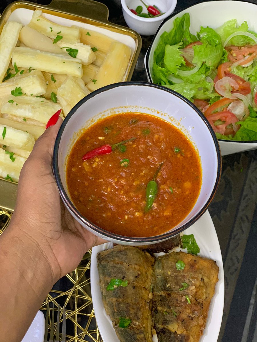 itsSheshe7's tweet photo. Essa combinação mandioca com molho de tomate é nova pra MIM, but it was so good, so delicious! E este foi o nosso thursday dinner, a pedido do momor😌👌🏽 https://t.co/AQOKq2aM8m