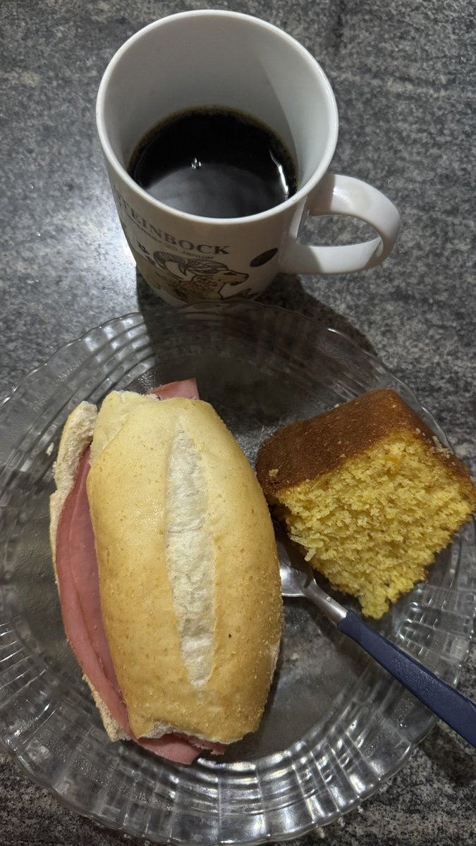 crvgreys's tweet photo. a vizinha me convidou pra tomar café da tarde na casa dela e quando cheguei la era isso aqui, o que vocês falariam pra ela?????? https://t.co/PsXLASBtIj