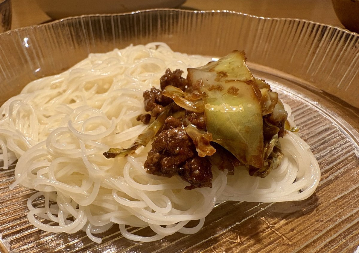 erodennin's tweet photo. おはです。挽肉キャベツ炒めをこんな感じで一緒に食べると旨さup😊奴の薬味はやっぱ大葉と茗荷が好き、 https://t.co/LqRtgPByRm