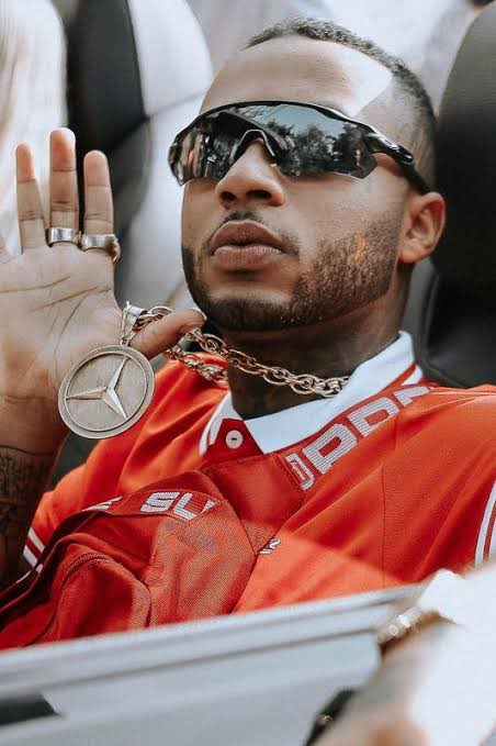 NviProdutora's tweet photo. Após sair noticia que Mc Daniel entrou na justiça contra Lorena pedindo uma indenização de 30 mil reais, o rapper Orochi comentou: "Tá duro, dorme" 😂 https://t.co/ARdqE78i37