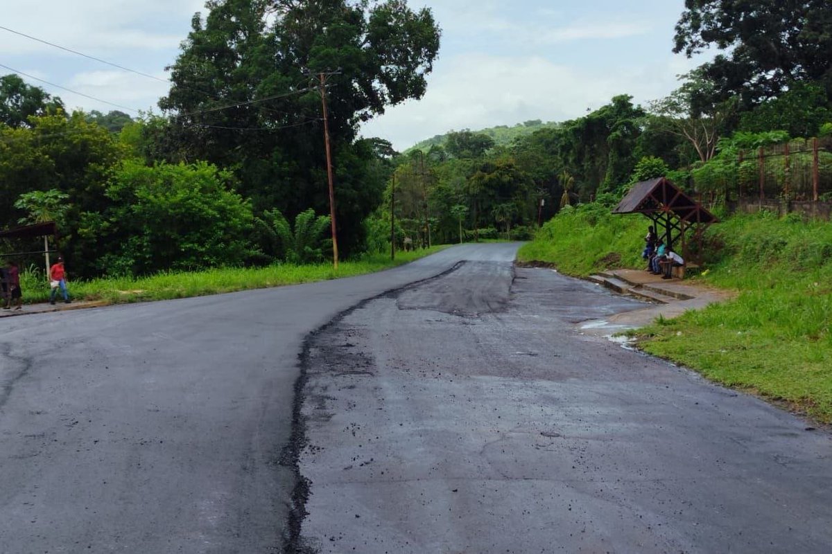 mintransporteve's tweet photo. Las arterias viales de Bolívar recuperan sus condiciones en los municipios Caroní y Angostura del Orinoco, donde las cuadrillas del Ministerio de Transporte concentran esfuerzos en la rehabilitación del Ramal San Félix - El Pao junto al bacheo de la Autopista Simón Bolívar. https://t.co/c3DM2nhfri