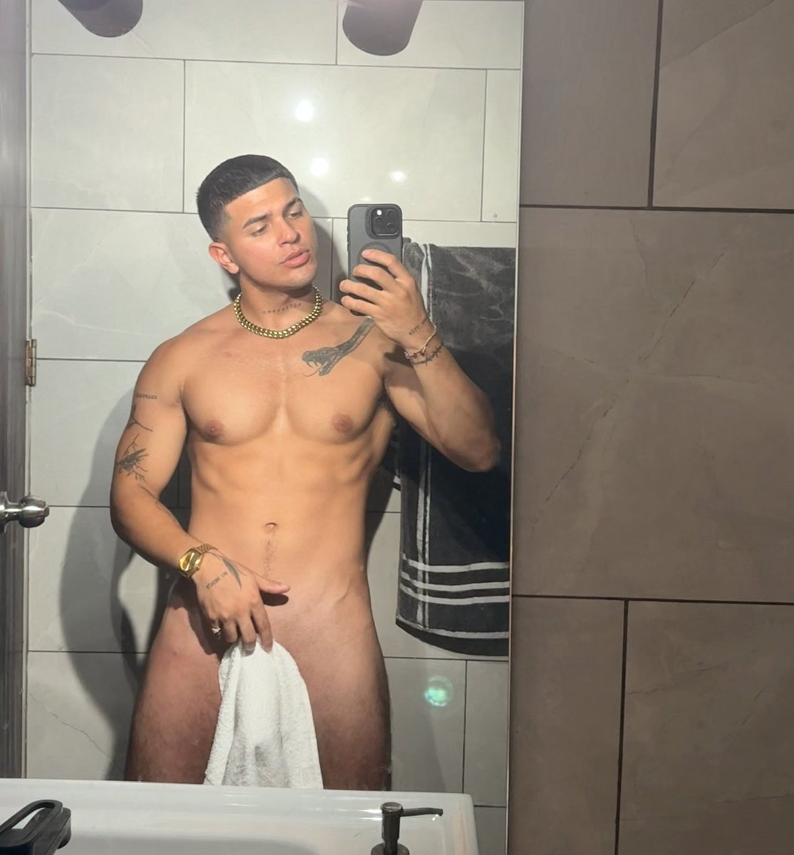 neffbueno's tweet photo. Otro día más bañándome solo. https://t.co/k11Rv3qJqP
