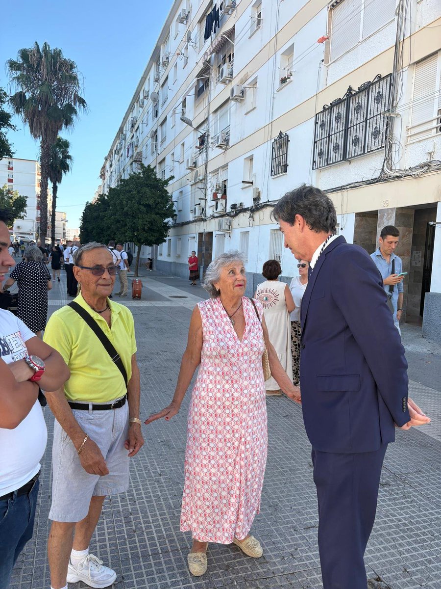 Huelva_Vox's tweet photo. 🟢 En el día de la festividad litúrgica de la Virgen del Carmen, nuestro portavoz en el Ayuntamiento de la capital, @WenceslaoFont , ha acompañado a la Hermandad del Prendimiento y la Estrella, que ha procesionado a su titular por las calles de su barriada. https://t.co/fjtsvhx2UN
