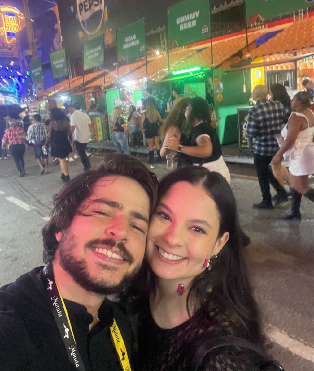 rebatavale's tweet photo. catando as fotos do pp to baitola ~ amo o detalhe das divas atras dançando https://t.co/N7XuDGNqUa
