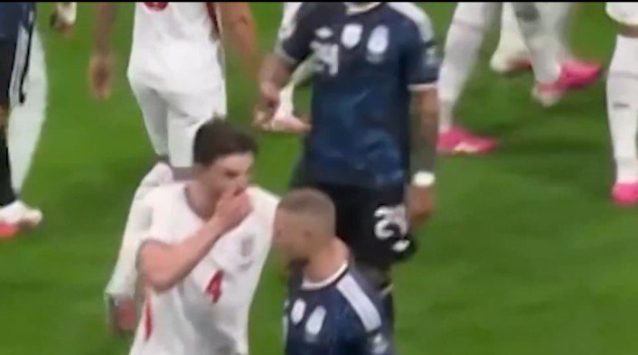 onimaskvtuber's tweet photo. @TheRealPengod @Lexendo_lol @liabinkin Technically, these should have all been red cards yesterday, yet nothing happened, stop fucking crying. https://t.co/1MJhzbzn1x