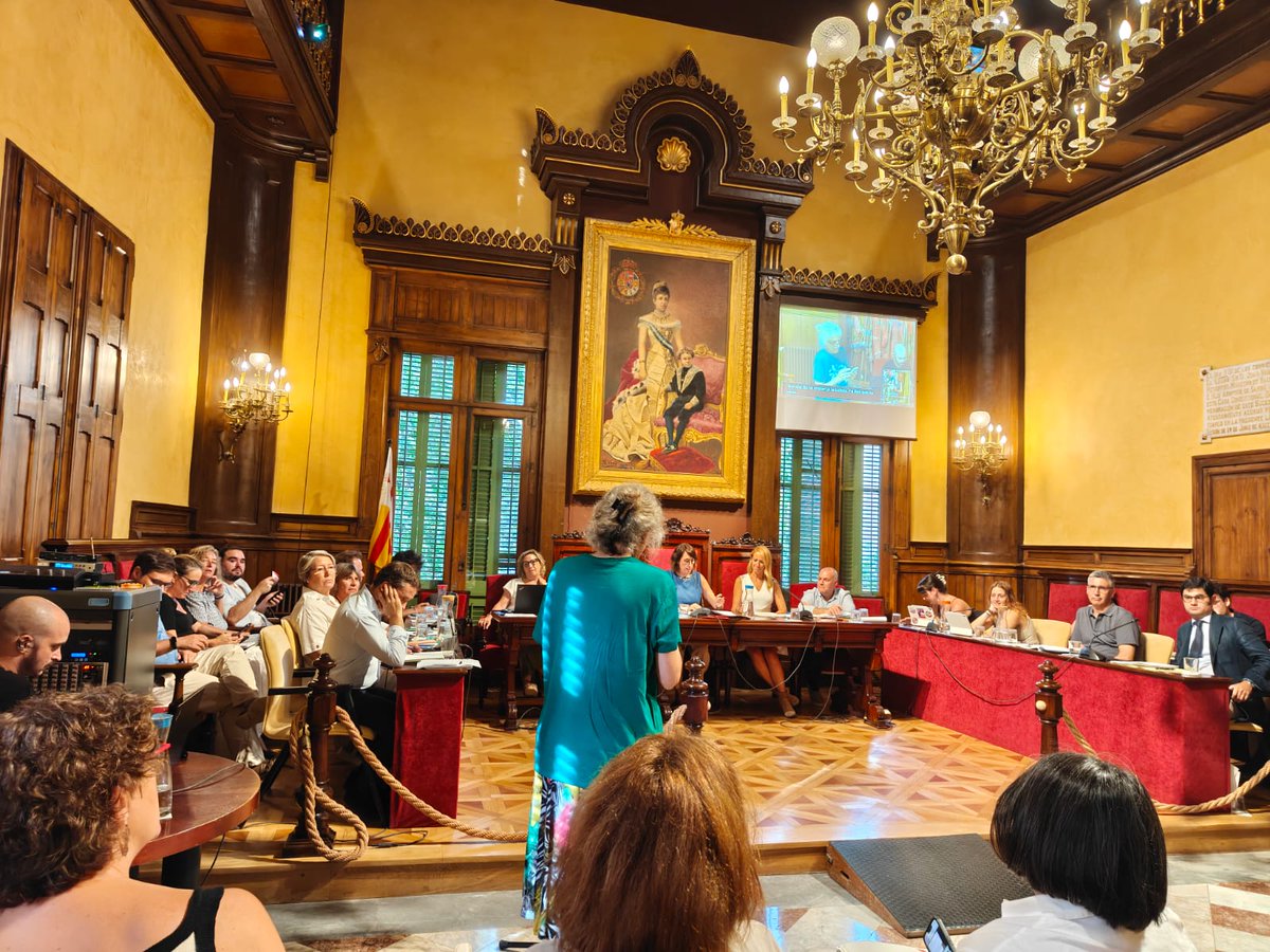 CanRaventos's tweet photo. Al Consell Plenari d'avui (16/7/26) hem TORNAT a demanar a @Bcn_SSTG  que es restitueixi l’espai malmès a Can Raventós perquè torni a l’estat original, es retirin els vidres trencats i el filferro amb punxes que coronen el mur de Fontcoberta i es reparin urgentment les esquerdes https://t.co/V3baaqFR0E