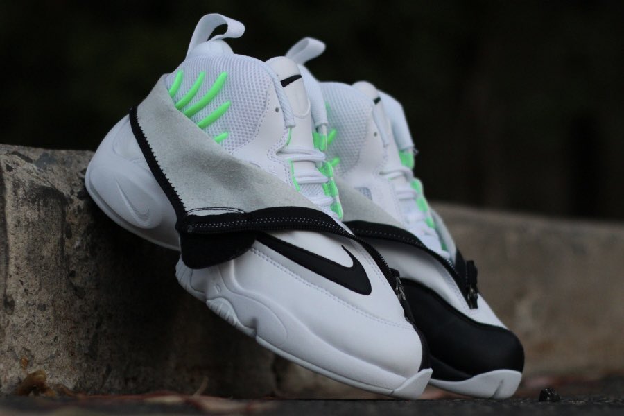 SoleRetriever's tweet photo. SEATTLE STRONG: Nike Air Zoom Flight The Glove “White” returns in Summer 2027 🧤 @GaryPayton 

📝 JJ3693-100
💵 $170
✍️ @sneakermarketro
📷 *2013 Retro Pictured https://t.co/LJSNJuEz17