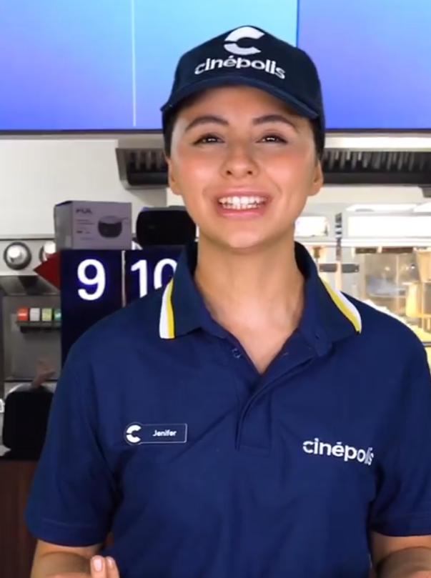 LuisValLe_A's tweet photo. -Bienvenidos a @Cinepolis, para qué película serian sus boletos? 
  
Mis compas y yo: https://t.co/mO1mOCvF8z