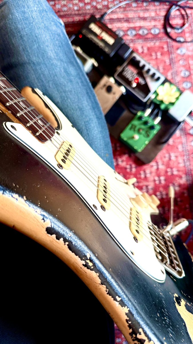 YosukeMiyake's tweet photo. おはよう
#fender #stratocaster
#marshallamps #BELDEN
#sobbat #RCS #EHX #voodoolab
#peterson #LOTUS #DAddario https://t.co/Q7V817C5dY