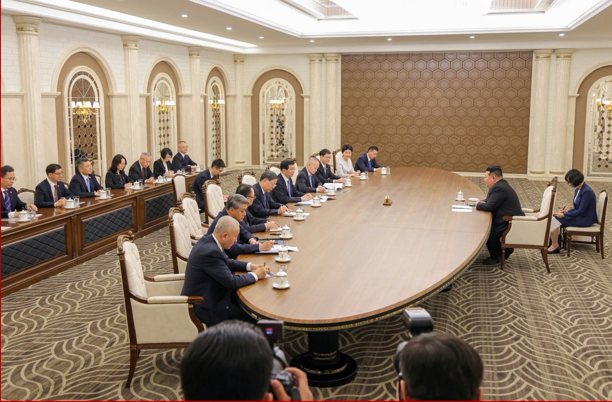naoyafujiwara's tweet photo. ー＞見よ、この光景を！

金正恩が中国政府代表団と会見

https://t.co/Y9jI7w9uUQ https://t.co/dhl4jxiWOm