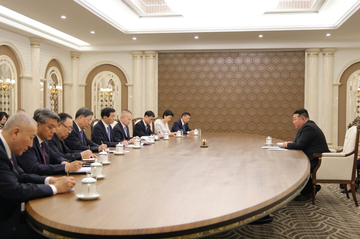 naoyafujiwara's tweet photo. ー＞見よ、この光景を！

金正恩が中国政府代表団と会見

https://t.co/Y9jI7w9uUQ https://t.co/dhl4jxiWOm
