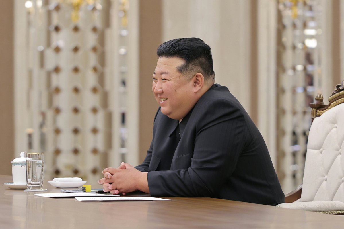 naoyafujiwara's tweet photo. ー＞見よ、この光景を！

金正恩が中国政府代表団と会見

https://t.co/Y9jI7w9uUQ https://t.co/dhl4jxiWOm