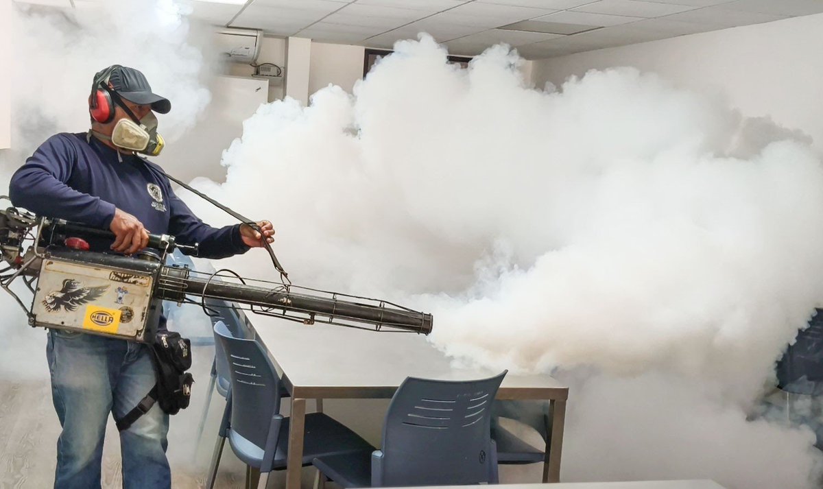 DistritoMuni's tweet photo. La alcaldía de San Salvador Centro realizó, a través del Departamento de Promoción de Salud y Acción Social, una jornada de fumigación en la delegación de la @PNCSV, San Salvador Poniente, así como en la residencial Cumbres de la Escalón, beneficiando a 80 familias. https://t.co/OuXeRkGylq
