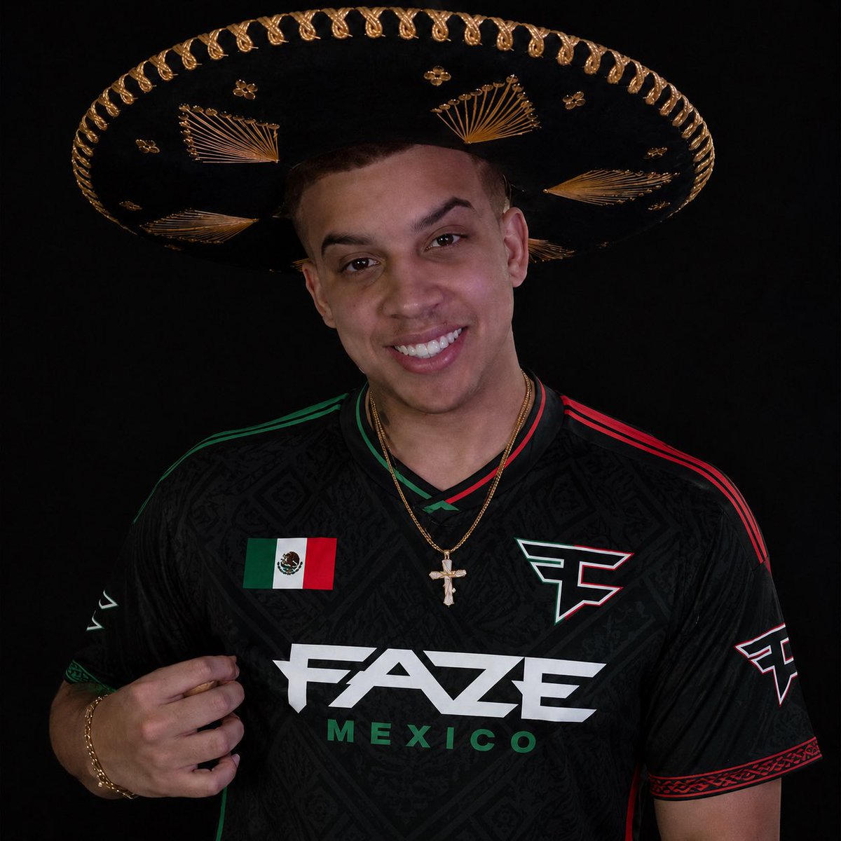 0verwatch757's tweet photo. @Repullze @PullzeCheck yo bro @Swagg part of the fam now 🤣🤣 https://t.co/Xd1v1JC13I