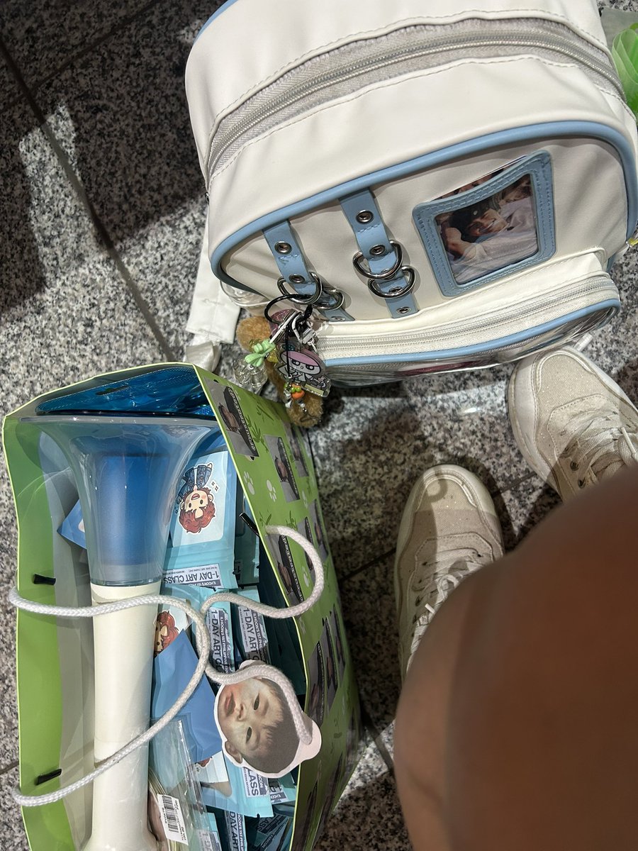mae_jenna23's tweet photo. “What are you willing to do?” talaga para kay ilhoon. 🥰😂

Me with my freebies against the world 😂

#ILHOON #ILHOON_in_Manila
#1DayArtClassWithILHOON https://t.co/Q3x40quAsE
