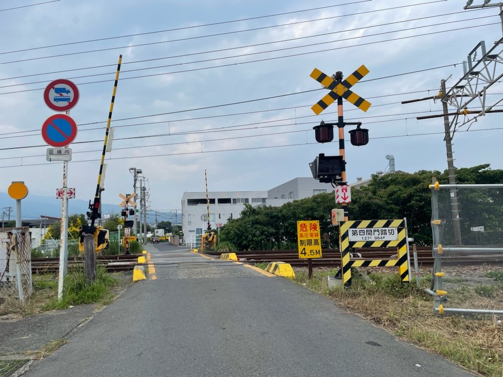 koumitonaga's tweet photo. 沼津駅の鉄道高架事業に伴い、本日（7/17）の10時に閉鎖される第四間門踏切

毎日、通勤路として利用していました。
お世話になりました。
（さて、来週からどこを通ろうか…） https://t.co/MuoMKhYLY3