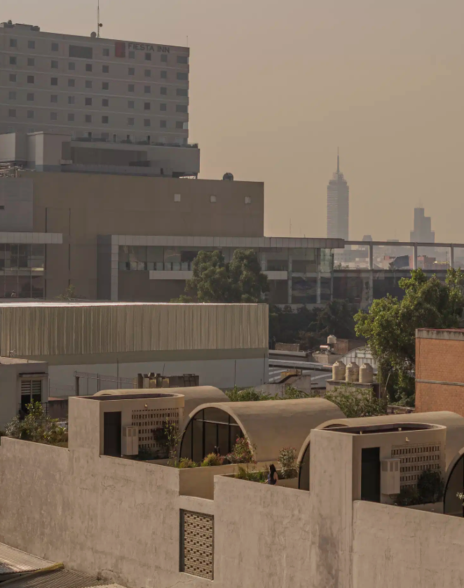 Arquine's tweet photo. Mariano Azuela 194 en Ciudad de México, retoma la escala y lenguaje de Santa María la Ribera mediante un conjunto de cuatro crujías con bóvedas de cañón que activan la cubierta. Un proyecto de Bloqe Arquitectura. | https://t.co/4uKK7KspPa https://t.co/LydFCNu12y