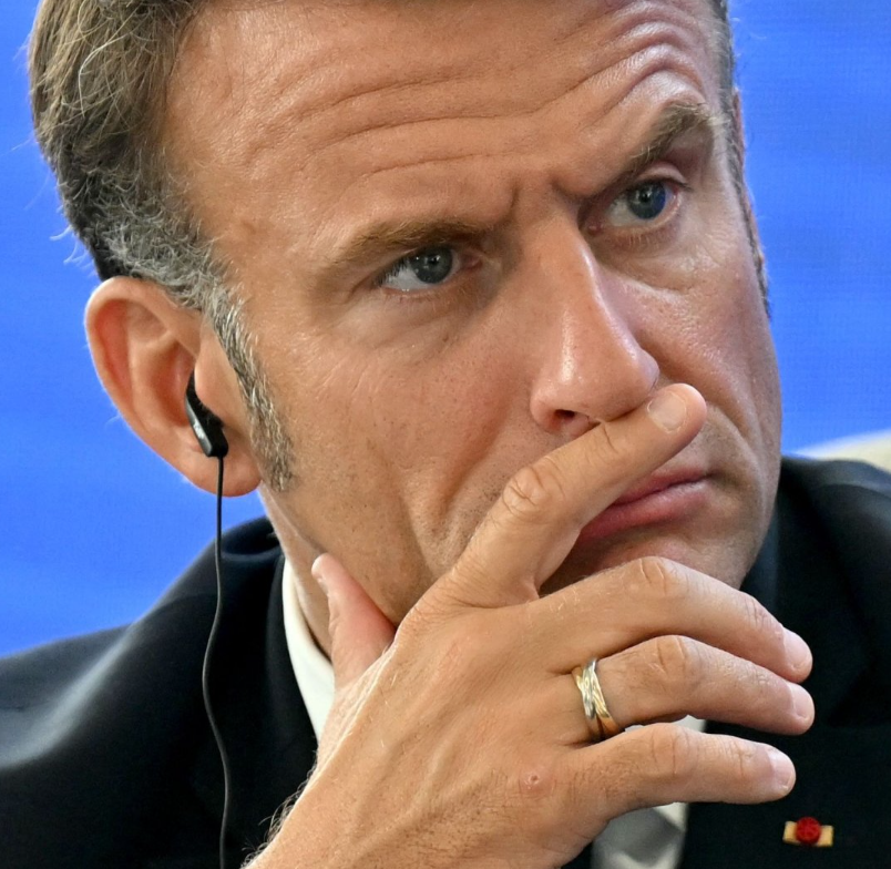 LeaBourseFR's tweet photo. 🇫🇷 +2,5% des factures d'électricité en août.

Et le même jour : TVA réduite à 5,5 % sur la climatisation pour en encourager l’usage.

Ces 2 décisions simultanées illustrent PARFAITEMENT la contradiction structurelle de la politique énergétique française.

→ D’un côté, on rend la clim plus accessible (ce qui augmentera mécaniquement la consommation estivale).

→ De l’autre, on renchérit le prix de l’électricité.

Le plus frustrant c'est que la France devrait avoir l’électricité la moins chère d’Europe grâce au nucléaire.

Mais en pratique, les prix sont indexés sur les marchés européens (dominés par le prix du gaz).

C'est une subvention implicite massive de la France vers ses voisins + une aberration économique que 2,5% de hausse en août rappelle une fois de plus.