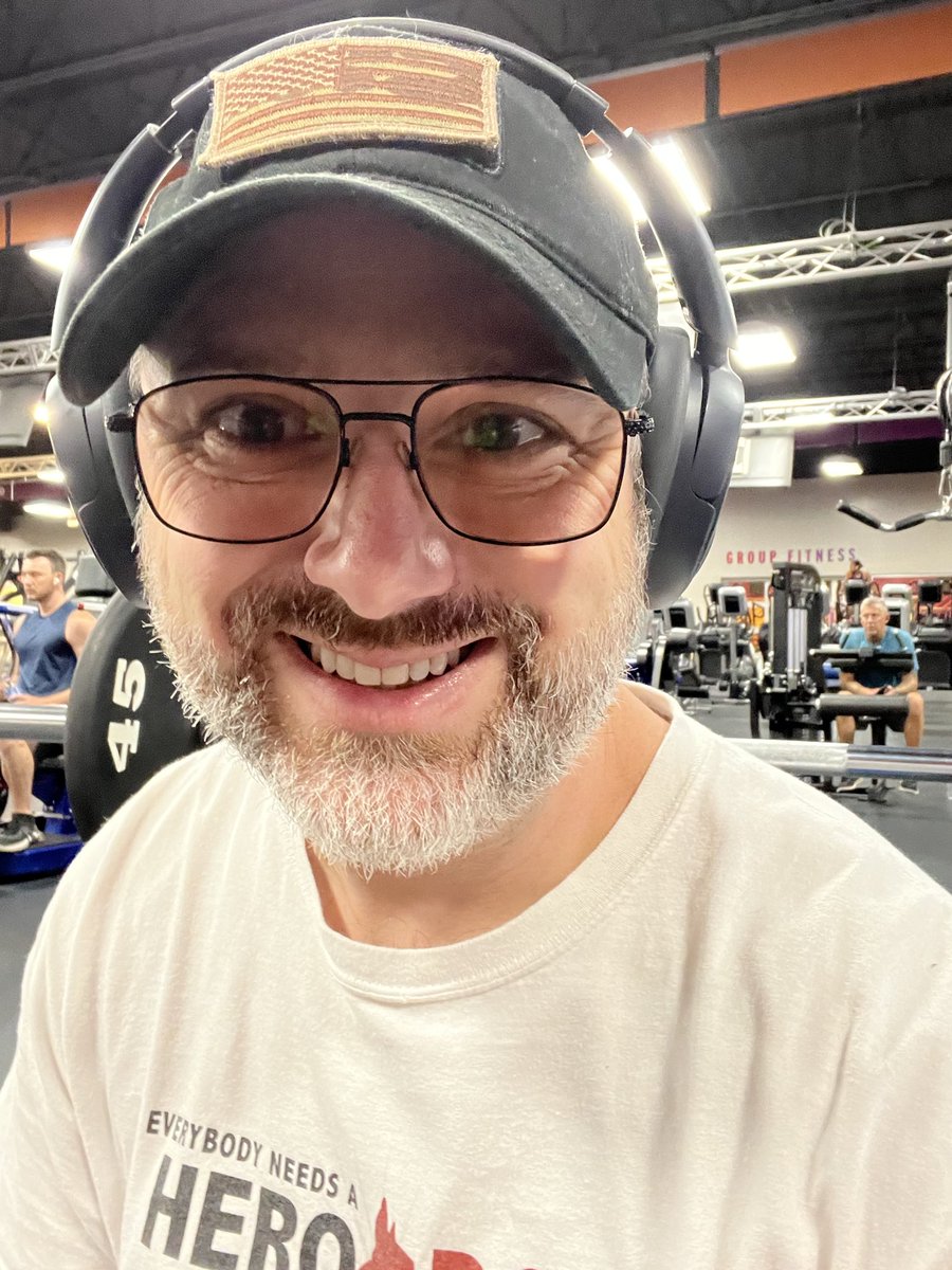 ZellRailey's tweet photo. Celebrating Thursday in the gym. https://t.co/IBz4m9rYSb