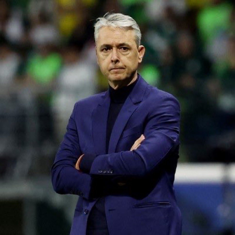 LiguistasGye_'s tweet photo. Un técnico muyyyyy extraño no se como se manejaba a la interna pero pelearte con la gente, árbitros, periodistas y hasta jugadores no le iba a llevar a ningún lado. 

Tuvo que haberse ido hace 4 meses gracias! 

AHORA SI A MATAR O MORIR EL DOMINGO! https://t.co/8cfFSb6I3f