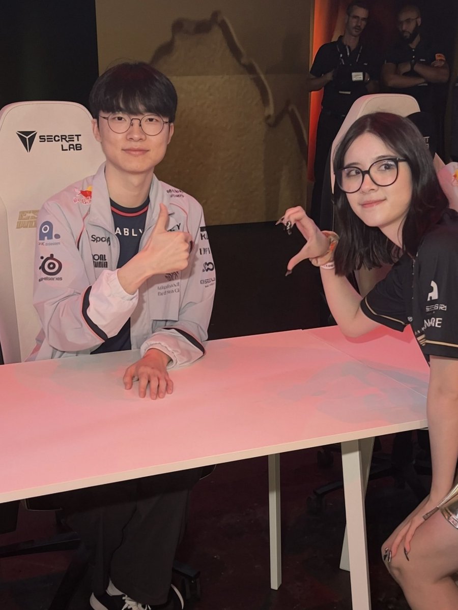 T1nami's tweet photo. The fangirl vs the player!!! https://t.co/OqcwrJ2CIm