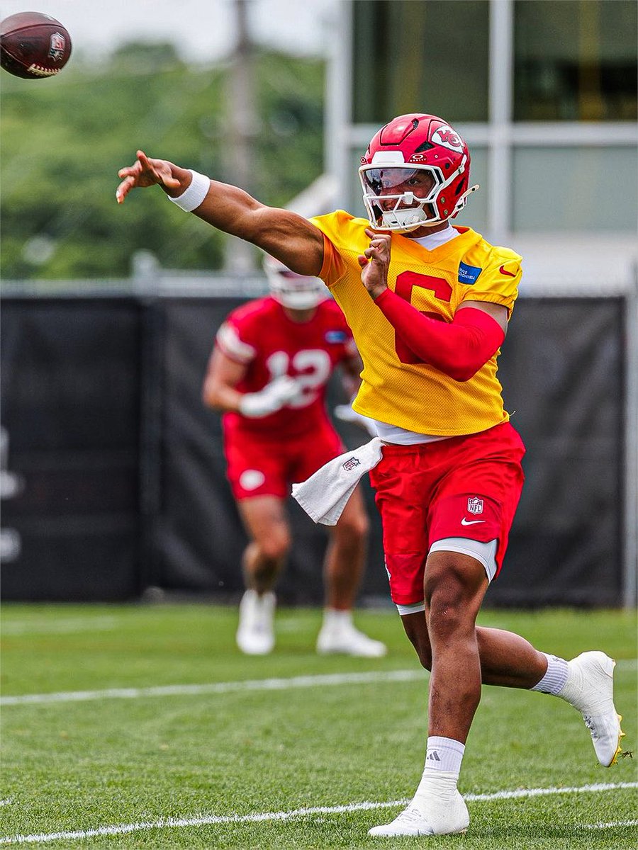 BussinWTB's tweet photo. In case you forgot, Justin Fields is a Kansas City Chief

📸 @nfl https://t.co/qNYft8YPa6