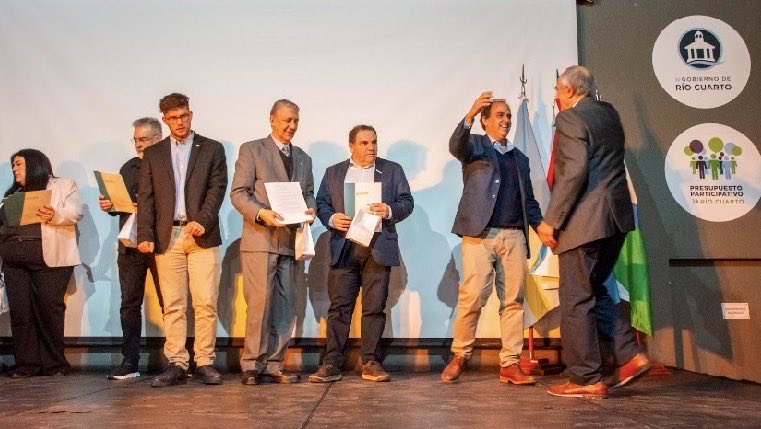 jmllamosas's tweet photo. 🏛️ La Defensoría del Pueblo de Río Cuarto conmemoró sus primeros 30 años de vida. La institución que nació con el propósito de escuchar, acompañar y defender los derechos de cada vecino y vecina bajo los pilares del diálogo, el respeto y la participación ciudadana cumple tres décadas cumpliendo ese objetivo.

En lo personal, me llena de orgullo haber sido parte de esos primeros pasos, primero como Defensor Adjunto y luego como Defensor del Pueblo. Fue una etapa que marcó mi vocación de servicio y me enseñó que la política solo tiene sentido si se construye desde la cercanía y el trabajo en equipo 🤝🏼

Fue un hermoso reencuentro donde la @LegislaturaCBA reconoció la trayectoria de todos quienes pasaron por este querido espacio y reafirmamos nuestro compromiso de seguir trabajando siempre al lado de la gente. ¡Felices 30 años! 🎂