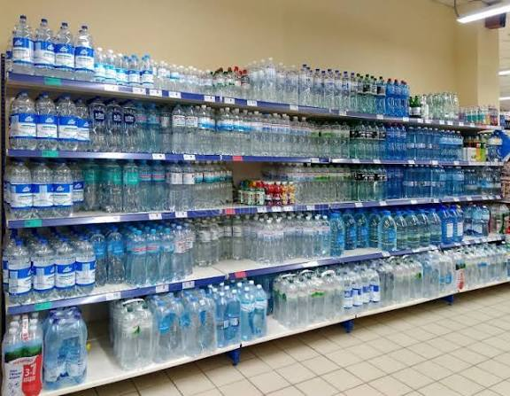 mysteryWN's tweet photo. ¿Sois de los que compráis packs de agua en los supermercados? Seguro que si, yo también, pero lo que seguro que no sabéis es que la UE (Unión Europea) en su Reglamento 2025/40, va a obligar a los supermercados a no vender packs, sino botellas sueltas.
Maravillosa iniciativa de mierda querida @ComissioEuropea....ahora para comprar 24 botellas ya no me servirá con dar dos viajes al coche...ahora gracias a ustedes tendré que comprar bolsas para transportarlas...si es que la Unión Europea tiene que desaparecer y la mierda de políticos que en ella habitan tambien.