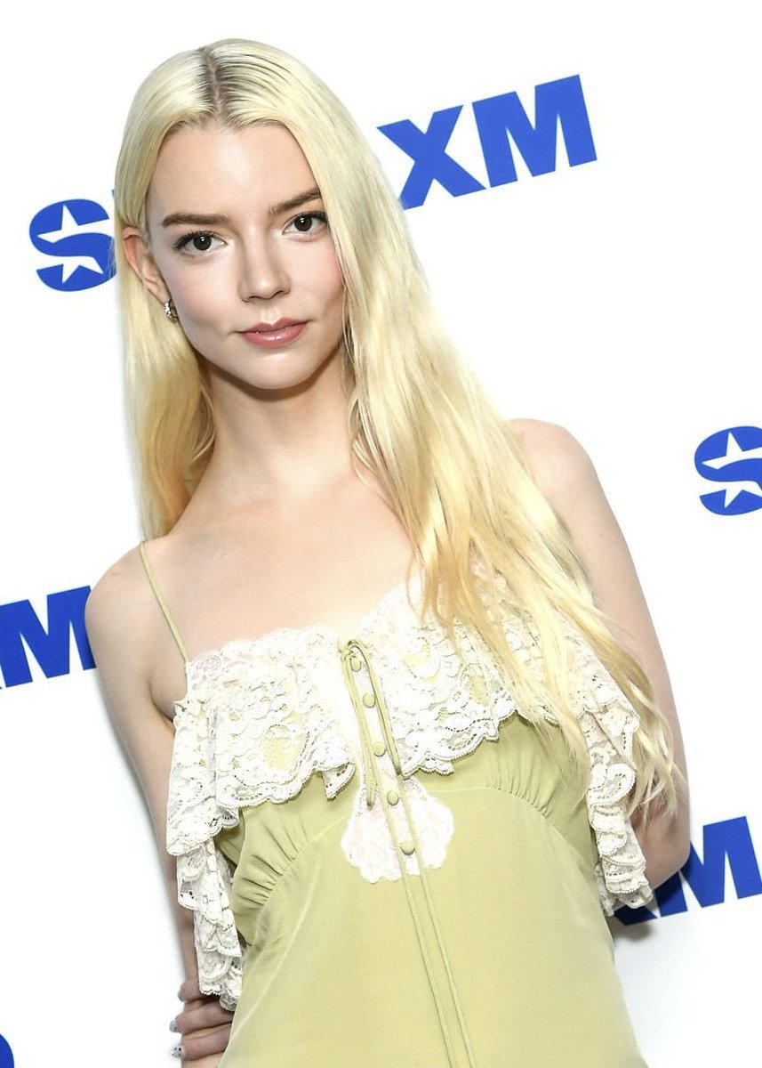 YonkoNaruto89's tweet photo. Anya Taylor-Joy at siriusXM studios today for " LUCKY " press 💛
#anyataylorjoy #siriusXM #studios #LUCKY https://t.co/pjsGTzWNH4