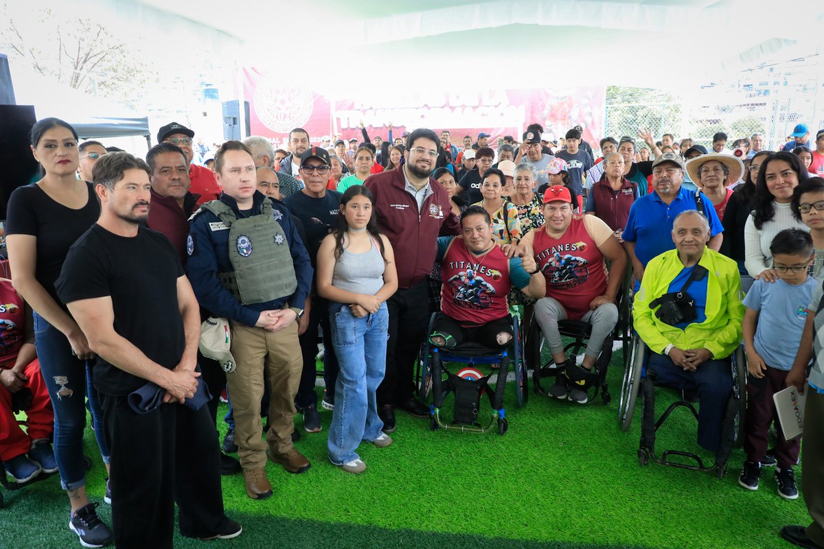 isaacsolar's tweet photo. A través de las #HuellasDeTransformación y del #MundialSocial, transformamos de manera integral la cancha de #LaPlataforma, en #MinasPalacio, para que nuestras niñas, niños y jóvenes tengan un espacio digno, seguro y de calidad donde hacer deporte, convivir y fortalecer el tejido social.⚽✨🚧🛝
#AquiGobiernaLaEsperanza
