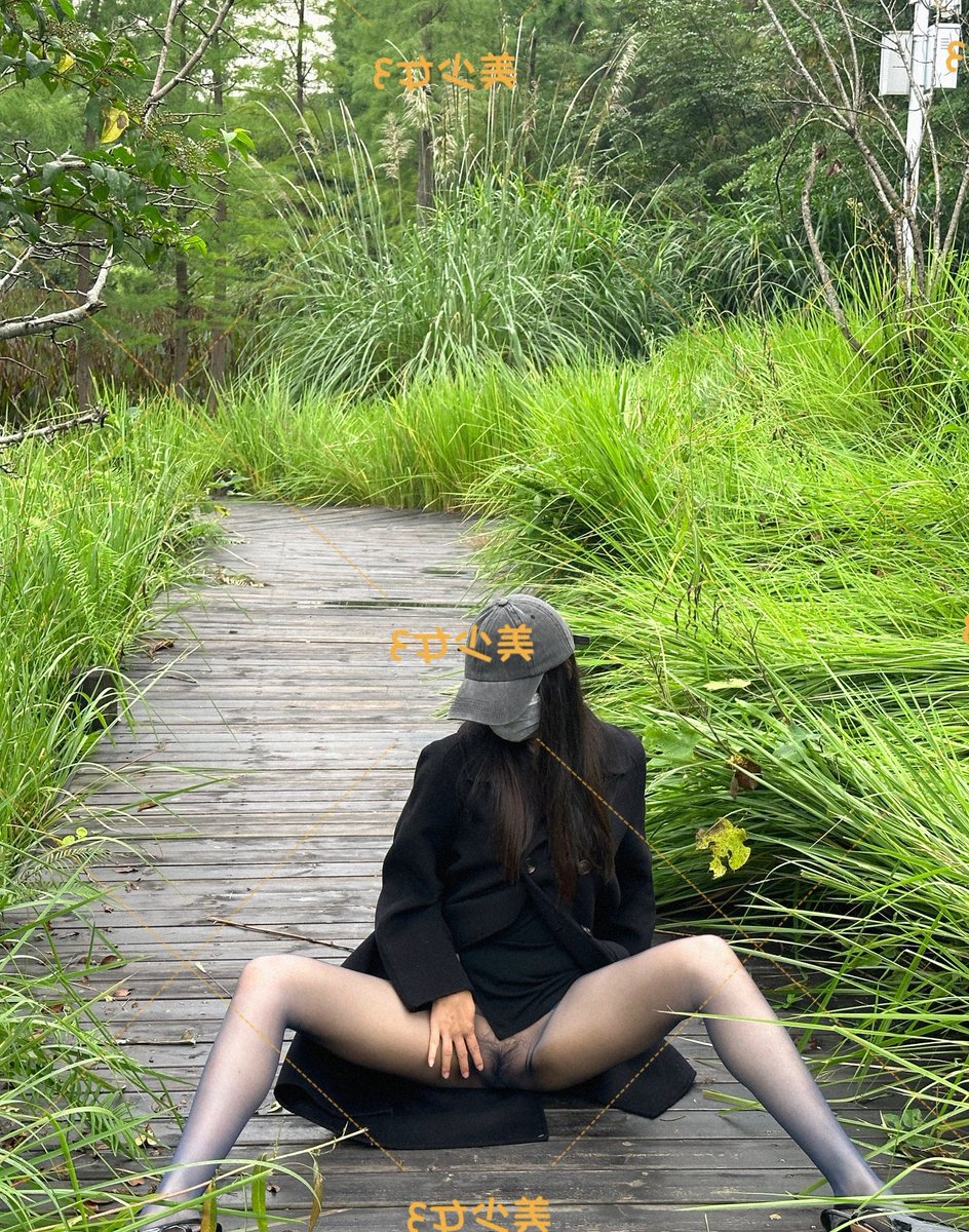 Doris19920809's tweet photo. 怎么现在都没人喜欢黑丝了吗？转一下，抽个幸运儿送福利。 https://t.co/9zAmniKLFL