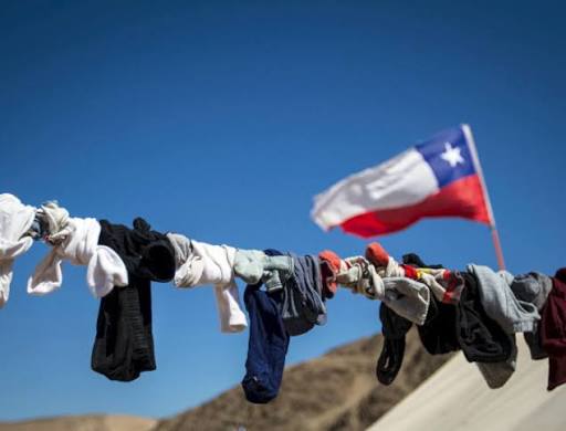 PiensaPrensa's tweet photo. VERGONZOSA DESIGUALDAD
EN CHILE, 150.502 personas perciben mensualmente $79.094.086. 
Otras 1.505 personas perciben en promedio  $5.265.364.095. mensuales. 
Esto comparado con la realidad del trabajador promedio. Según la última Encuesta Suplementaria de Ingresos del INE, la realidad laboral común es distante.
La mitad de los ocupados en el país vive con montos drásticamente menores.
Mediana del ingreso chileno: $680.000 mensuales.
Población en este tramo: 50% de los trabajadores.
Ingreso promedio país: $962.945 mensuales.
Un solo individuo del Top 0,01% percibe mensualmente lo equivalente a más de 7.700 sueldos medianos del país.

Fuente: Observatorio de Políticas Económicas (OPES) -INE