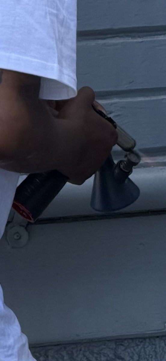 1r0nm41d3n13's tweet photo. Oh look it’s a fucking shitbum firing up his fetty bong against the the building where I live @DanielLurie @mattdorsey https://t.co/A59WTx5zsv