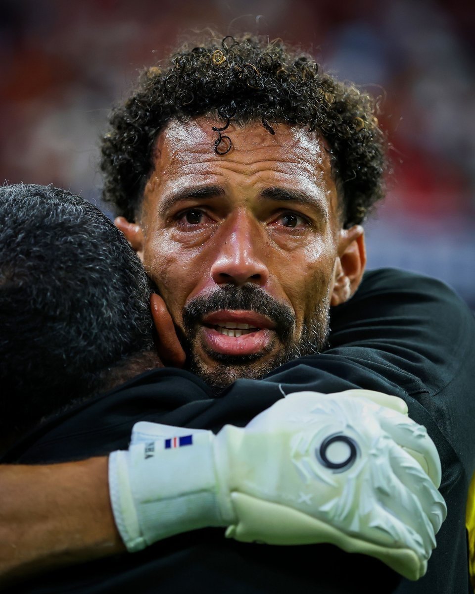 DespliegueFutCL's tweet photo. 🇨🇱🤯🇨🇻 COLO-COLO realizó una OFERTA FORMAL para traer a VOZINHA, el arquero de Cabo Verde.

El arquero ve con buenos ojos jugar en el Cacique.

Lo confirma @GerGarciaGrova https://t.co/hHZdPUkCph