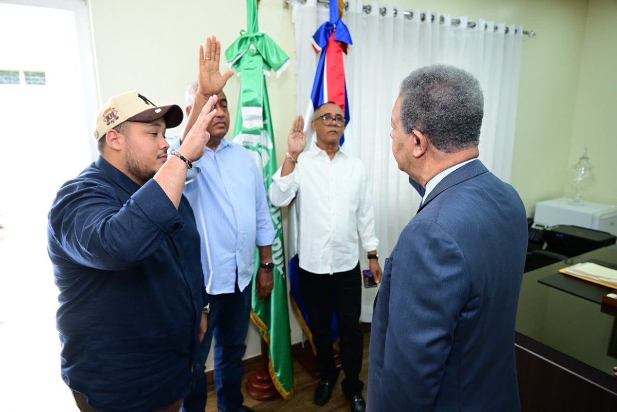 LeonelFernandez's tweet photo. ¡La Fuerza del Pueblo avanza con determinación! Hoy juramentamos a nuevos líderes de María Trinidad Sánchez, comprometidos con el progreso de nuestra nación.
La integración del regidor Luis Guillermo González es testimonio del crecimiento sostenido de nuestro partido y de la confianza que genera la experiencia para conducir los destinos del país.
¡Seguimos sumando voluntades por el futuro del pueblo dominicano!
#FuerzaDelPueblo