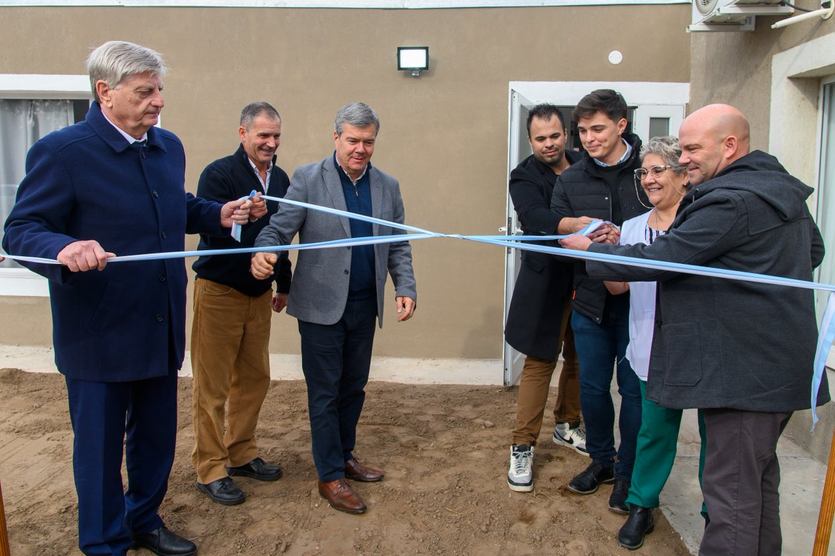 ZiliottoSergio's tweet photo. Villa Mirasol: Articulación público-privada para el cuidado de nuestros mayores

Acompañé al intendente Lucas Laguna y al responsable de la residencia para personas mayores "Rayito de Sol", Axel Avanzatti, en la inauguración de la ampliación de esta institución, que llevó su capacidad de 14 a 20 plazas.

Esta residencia, que funciona hace más de un año bajo gestión privada, dio respuesta a una demanda histórica de la comunidad y garantiza cupos para quienes más lo necesitan. Su ocupación nos motiva a seguir trabajando para sostener y hacer crecer este espacio de cuidado y contención, y devolverles a nuestros mayores todo lo que hicieron por nuestra provincia.

Además, nos comprometimos a acompañar a Villa Mirasol en la construcción de un Salón de Usos Múltiples en el predio recreativo municipal, que le dará a la comunidad un nuevo espacio público para disfrutar.

Tanto sector privado como sea posible, tanto Estado como sea necesario: en La Pampa seguimos trabajando para que cada lugar de la provincia siga creciendo.

+info 👉 https://t.co/xQUoBqM3V9