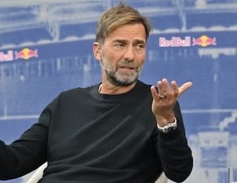 icardo8's tweet photo. 🏴󠁧󠁢󠁥󠁮󠁧󠁿🚨 Jürgen Klopp sobre la filtración de la lista de lanzadores de penales de Argentina contra Inglaterra:

🗣️ “No voy a mentir, me decepcionó cuando lo vi. El momento en que empiezas a preparar al equipo completo para los penales antes del partido, ya estás enviando un mensaje de que estás cómodo si termina en empate.”

🗣️ “Que venga de un entrenador como Thomas lo hace aún más interesante. Es un técnico que suele querer que sus equipos ganen los partidos de fútbol, no que sobrevivan a ellos, incluso desde un punto de vista defensivo. Inglaterra tiene demasiada calidad como para estar pensando en penales antes de haber siquiera pateado un balón.”

🗣️ “El fútbol es psicológico. El momento en que tus jugadores ven que se está preparando una lista de penales para todos, puede decirles subconscientemente que el objetivo es mantenerse en el partido en lugar de terminarlo en 90 minutos.”

🗣️ “La mentalidad de Argentina era completamente diferente. Querían matar el partido antes de que llegara a los penales. Inglaterra parecía un equipo preparándose para la posibilidad de penales en lugar de creer que podían ganar de manera directa.”

🗣️ “Para mí, quienquiera que decidió hacer esa lista tomó la decisión equivocada. Con el plantel que tiene Inglaterra, la mentalidad siempre debería ser ganar el partido en el tiempo reglamentario primero. Así es como los grandes equipos abordan estas ocasiones, esto ha afectado su mentalidad de varias maneras que no podemos ver.”