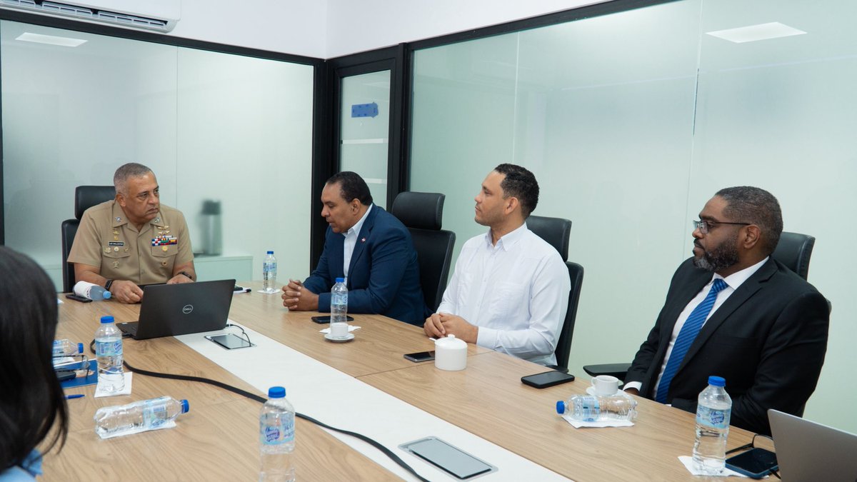 OGTICRDO's tweet photo. Nuestro director general, @edgarbatistaca, sostuvo un encuentro con el director general de @MigracionRDo, Vicealmirante Luis Rafael Lee, con el objetivo de fortalecer la colaboración interinstitucional y avanzar en la transformación digital de los servicios del Estado🇩🇴.

Seguimos trabajando junto a las instituciones públicas para construir un gobierno más ágil, moderno y cercano a la gente.

#OGTIC #TransformaciónDigital