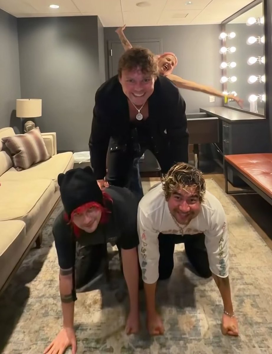 cheyenne 卌 is seeing 5sos THIS MONTH ★˚.⋆ tweet media
