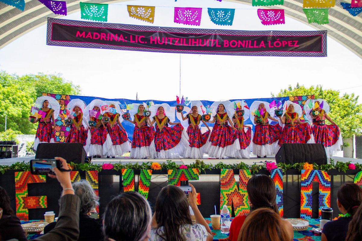 CelisAguirre's tweet photo. ¡Llegó el momento de cosechar lo sembrado! Con orgullo y paso firme, miles de estudiantes egresan de las escuelas antorchistas listos para transformar a México. ¡Felicidades! 🎉👏
​#EsLaHoraDeLosPueblos https://t.co/e8nK4B2xJi