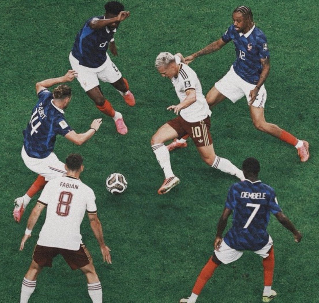 QaisRonaldo's tweet photo. على ضوء مبارتي نصف نهائي كأس العالم، وأخبار انتقال مايكل أوليس إلى ريال مدريد، خلونا نتكلم كرة قدم قليلًا.

لو قلت لك كوّن فريق من الـ22 لاعب الذين بدؤوا مباراة نصف النهائي الأولى بين فرنسا وإسبانيا، فغالبًا انت بتختار 8-9 لاعبين من فرنسا، و2-3 لاعبين من إسبانيا فقط. وهذا منطقي جدًا ومفهوم. ولو قلت لك طبّق نفس المثال على مباراة إنجلترا والأرجنتين، فالنتيجة ما بتكون مختلف غالبًا. ومع ذلك، فرنسا وإنجلترا وجدوا أنفسهم خارج النهائي بالرّغم من إنهم كانوا المرشحين للوصول إليه.

وهذا يعيدنا إلى البديهية/الكليشيه: الأسماء لا تجلب الانتصارات. لكن البديهية هذه تحديدًا أخذت عمق أكبر في كرة القدم اليوم. وحتى أشرح هذه الفكرة، خلونا مع بعض نتخيّل مبارتي نصف النهائي هذه كانت في كأس العالم 2002، بنسبة تتجاوز 90% النهائي كان ليكون بين فرنسا وإنجلترا. لأن في ذلك الزمن، هذه الأفضلية الفنية كانت قادرة على إنها تحسم لك الفوز. لكن كرة القدم صارت أكثر تعقيدًا بكثير عمّا كانت عليه تلك الأيام.

أنا بدأت تشجيع ريال مدريد في العالم 2004، وكانت سنين الله لا يعيدها، عشت مع ذاك الفريق موسمين صفريين، بنتائج تجيب الغم والهم، مع إنه كان فريق نجوم العالم حرفيًا. بس لو رجعنا لتلك الأيام، الحل ما كان بهذيك الصعوبة. بقاء كلود ماكيليلي وعدم قدوم ديفيد بيكهام، وقليل ومن الاستقرار الفني مع مدرب محترم أو حتى نصف محترم، كان كفيل بأن يحل جزء كبير من المشكلة. بهذه البساطة؟ نعم بهذه البساطة. صحيح هذا الحل ما كان سيجعلك أفضل فريق في العالم "نظريًا"، لكنه بكل تأكيد ما كان بيتركك مستباح أمام برشلونة ريكارد ولا أضحوكة في دوري الأبطال وخارج بثلاثة مواسم صفرية، أدت بالرئيس للاستقالة في النهاية.

ذلك الزمن ولّى بلا رجعة. زمن الحلول البسيطة، والأفكار البسيطة، والنقاش حول 4-2-3-1 أو 4-3-3، ما عاد موجود. أنت في زمن تهيمن عليه تعقيدات تكتيكية من الصّعب حتّى على المتخصصين فكّ طلاسمها وشفرتها.

هل لديك تفسير أن فريقًا يلعب له: مبابي - أوليس - ديمبيلي - باركولا - دوي - شرقي... عجز طوال 90 دقيقة عن إنه يسدد على مرمى أوناي سيمون ولو تسديدة واحدة؟ هذا جنون، هذا شيء كبير، هذا شيء يهدم كثير من الأفكار التي ظننا لبعض الوقت أنها مسلمات. وهذا يقول لك إن طريقة بيريز في فهم كرة القدم لم تعد صالحة اليوم مطلقًا.

ديديه ديشامب تفسيره لما حدث أمام إسبانيا بسيط: لم نكن في يومنا. هو حتّى غير مدرك لفداحة ما حدث. وهذا تفسير ممكن يقوله بيريز كذلك لو وضع في موقف مشابه. أنشيلوتي كمان لن يكون له تفسير مختلف. وهؤلاء فاتهم جميعًا فاتهم القطار.

لماذا فقد مبابي أعصابه في الدقائق الأخيرة ضد إسبانيا، لماذا كاد أن يطرد بتدخل عبثي على سيمون؟ لأنه شعر بالعجز، العجز التام والكامل والشامل. شعر إنه لو ظلّ يحاول ليوم إضافي، فهذا الجدار السميك الذي بناه الإسبان أمامه لن ينهار ولن يسقط. وأظنّها لحظة مناسب يستعيد فيها تعليمات لويس إنريكي له في تلك الجلسة المسربة، لأنه بدون تلك التعليمات، وحتى لو كنت أفضل لاعبي جيلك مهارة وقدرة وإمكانات، فإنك ستفشل، وهذا تحدي لم يواجهه من سبقوك في اللعبة، رونالدو الظاهرة لم يواجه هذا، رونالدينيو لم يواجه هذا، زيدان لم يواجه هذا، وكل العباقرة الذين تعرفهم من الأجيال السابقة لم يواجهوا شيئًا شبيهًا، ما معنى أن تكون الأفضل ويلعب معك الأفضل، وتبذل ويبذلون كل جهد ممكن، وفي النهاية تفشل؟ لقطة فقدانه لأعصابه وتوتره في نهاية المباراة هي لقطة تلخص لنا الكثير، وأرجو أن يكون هذا درسًا له لأن يفهم ويعي عالم كرة القدم الذي يعيش فيه اليوم.

إسبانيا لديها الأمين جمال، هل كان سببًا في فوزها على فرنسا؟ هل احتاجت إليه لتفوز على فرنسا؟ لا. لأن الموضوع صار أكبر بكثير من لاعب مهاري تعلّق آمالك عليه. عليك أن تفكر، وتجد الحلول التكتيكية، وأن يكون لديك لاعبون قادرون على تنفيذها بشكل صحيح على أرضية الملعب. ونفس إسبانيا هذه، لديها في تشكيلتها لاعبين لن أختارهم في فريقي ولو بعد 100 عام، منهم داني أولمو، أويارزابال، فيران توريس، باينا، مورينو… أنا لا أحب هذه النوعية من اللاعبين، لا أحب مشاهدته ولست مقتنع بهم كأفراد. ممكن نتناقش، وممكن تختلف معاي، لكن ما أظن أننا لن نختلف عليه، هو أننا لن نفضّلهم على لاعبين منتخب فرنسا في حال قارناهم مركز بمركز. لكن نفس هؤلاء اللاعبين، هم من كانوا سببًا في ظهور فرنسا بذاك الشكل المخزي. وسر هذا يكمن في كرة القدم الحديثة. التي تستطيع الأفكار فيها أن تهزم المهارة والتفوق الفني.

-1-