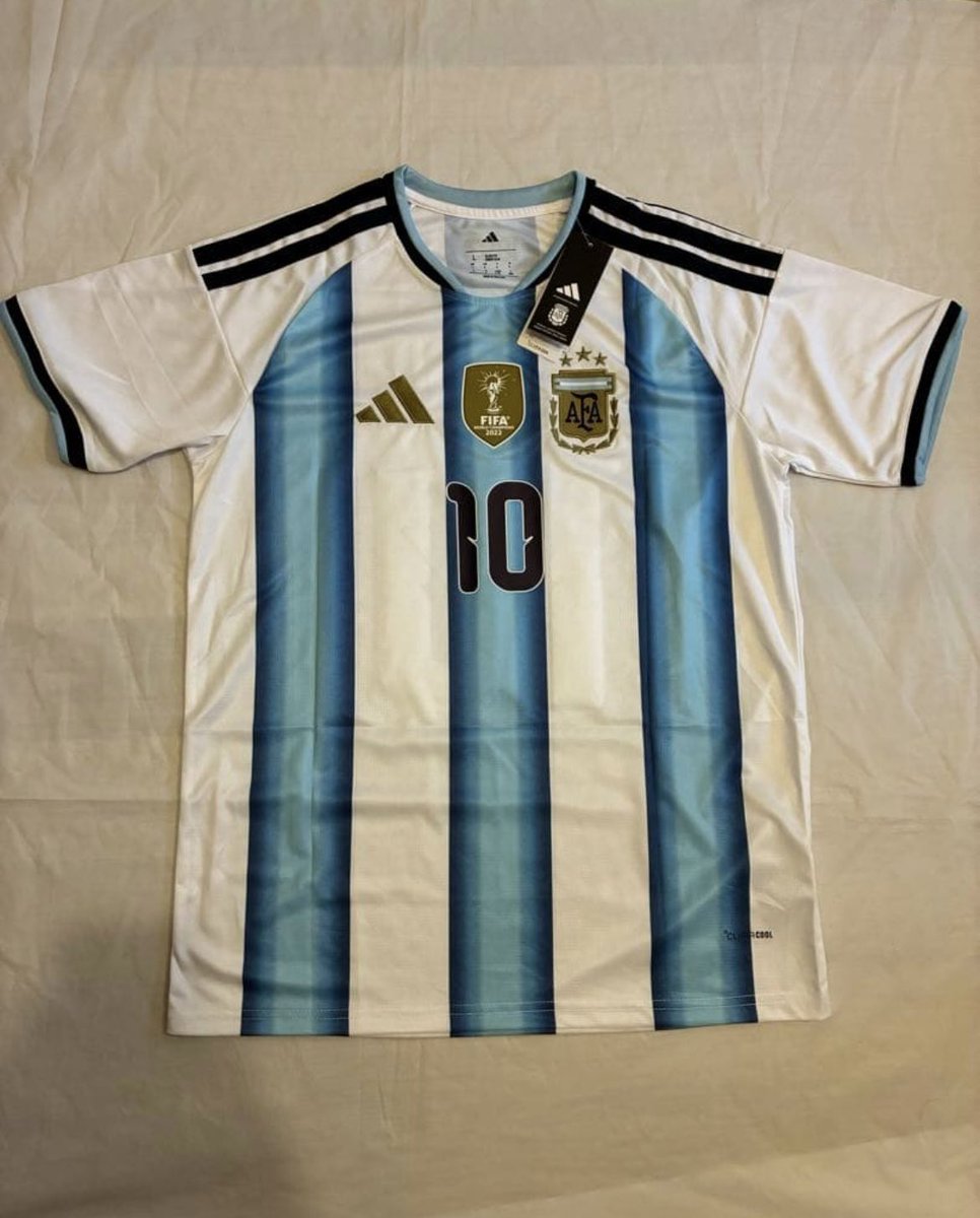 homma2football's tweet photo. おはようございます！
スペイン代表とアルゼンチン代表のユニフォームをフリマサイトで購入しようとしてるそこの方。この4枚の写真で本物、偽物が判断つかない場合は手を出さないほうがいい、騙されちゃうよ。

正規品の品番載せときます↓
※誤字、不備あったら教えて https://t.co/TbLT4ZA0H5