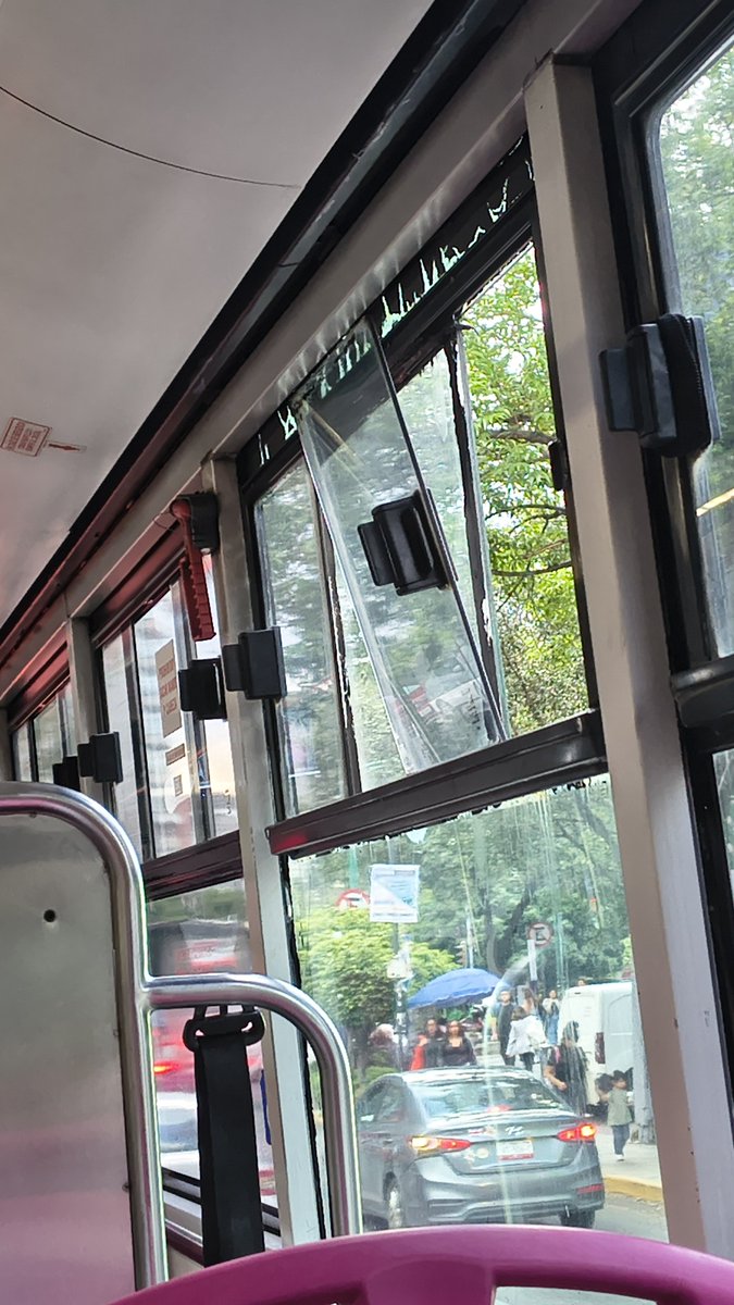 ns_sel11's tweet photo. @ClaraBrugadaM
@MetrobusCDMX 
Mucha pintura en la ciudad, pero las unidades cuando les darán mantenimiento? Ya terminó el mundial y el transporte público sigue deficiente. https://t.co/ovEpk5snTk