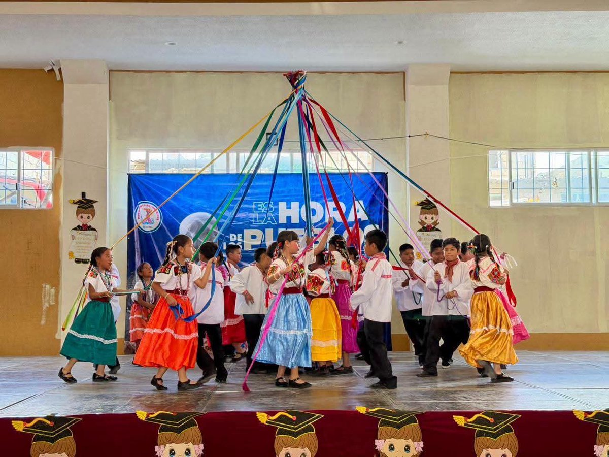 HidalgoAntorcha's tweet photo. Muchas felicidades a todos los graduados de las escuelas Antorchistas del estado de Hidalgo generación que leva por nombre #EsLaHoraDeLosPueblos 🚩🔥 https://t.co/9Co83u1yFv